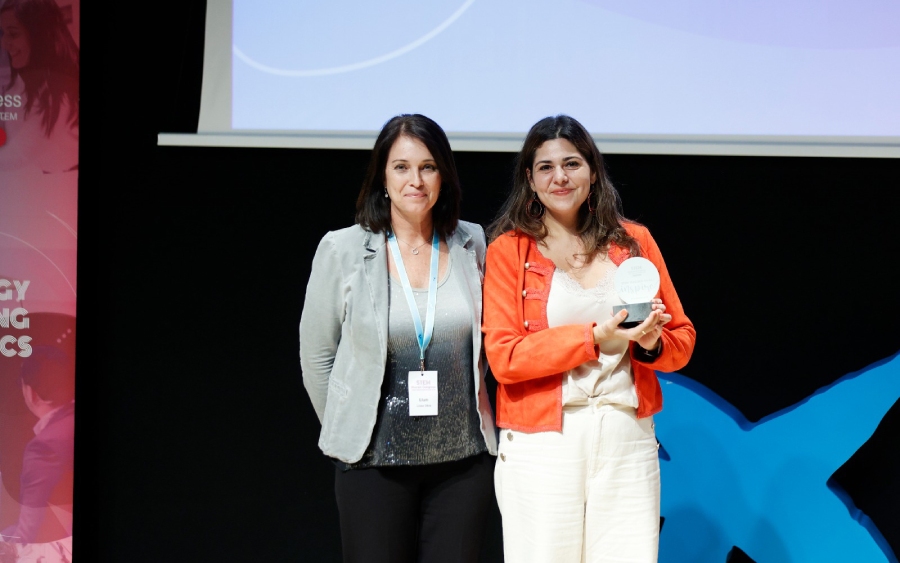 Idées d'événements pour entreprise : un lauréat tient un trophée sur scène